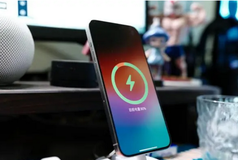 凉州苹果15换屏服务分享用什么充电器给iPhone15充电更好 